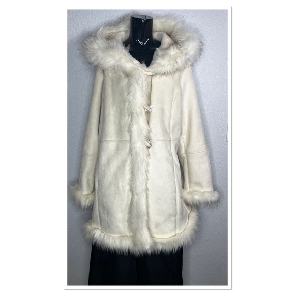 Fabulous Furs Elegant Cream Faux Suede and Faux Fur Trim. - Picture 2 of 13
